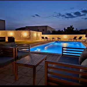 Lucy With Heated Pool & Free Private Parking Apartman Zadar